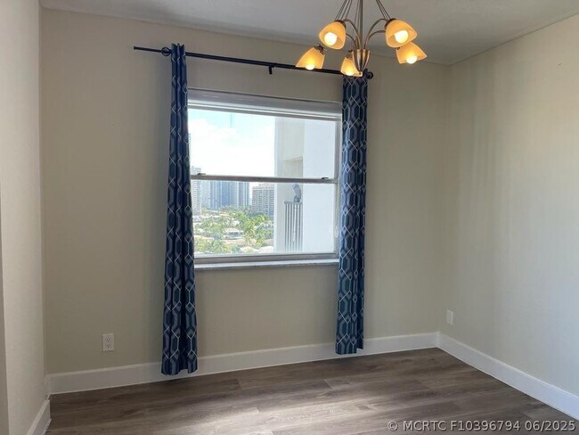 Building Photo - 401 Golden Isles Dr