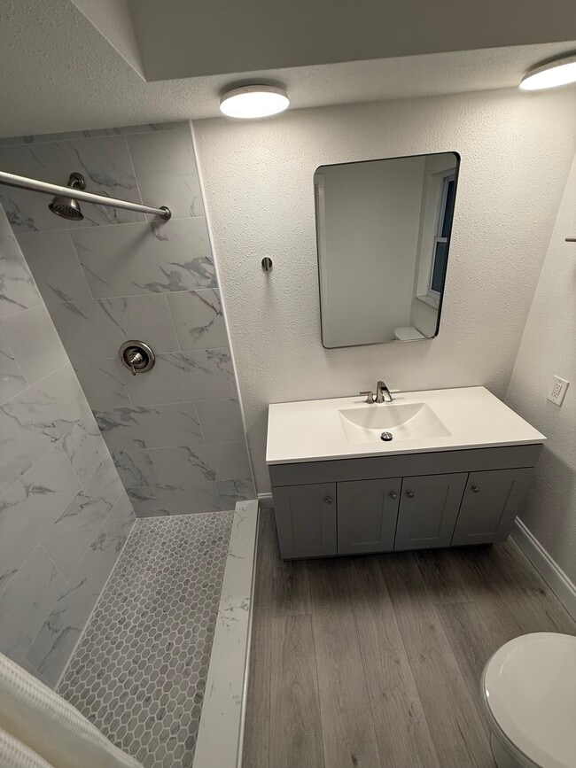 Building Photo - 1481 Barry St