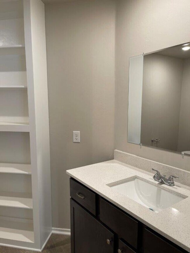 Building Photo - 3 bed 2 bath town home in Putnam City Scho...