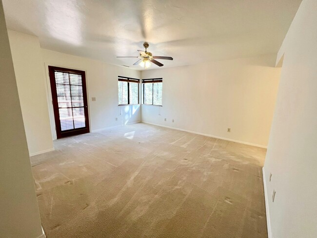 Building Photo - 1404 Pine Tree Ln