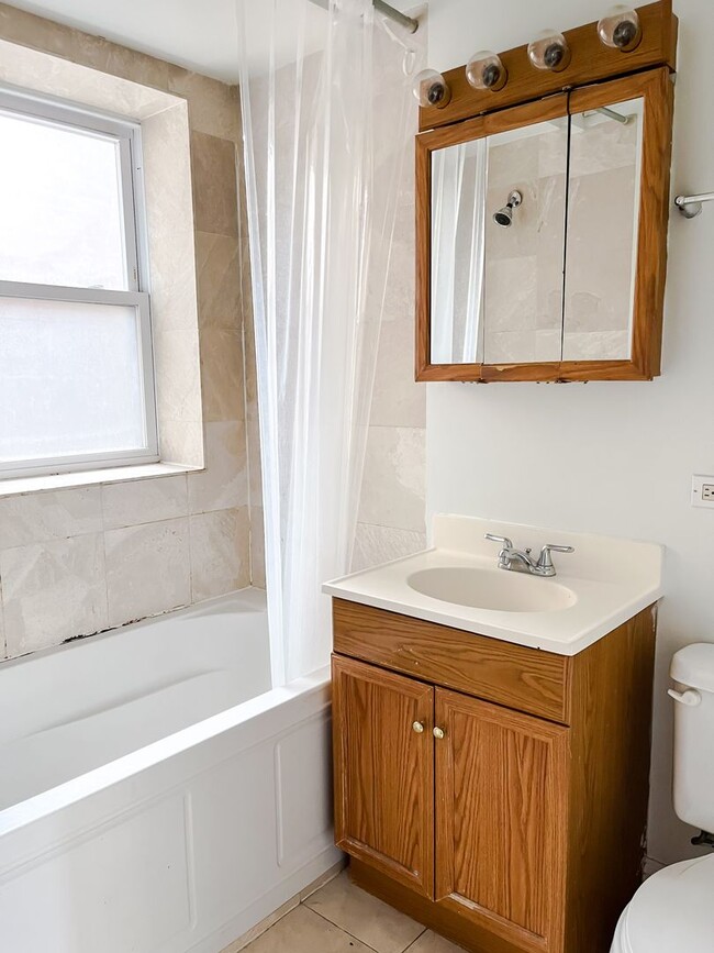 Building Photo - Uptown - 2 Bed / 2 Bath - Central Heat & AC