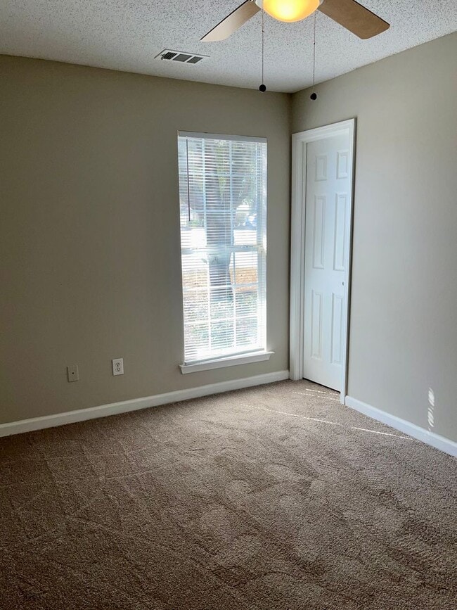 Building Photo - Remodeled  3 Bed/2 Bath Home in a Quiet bu...