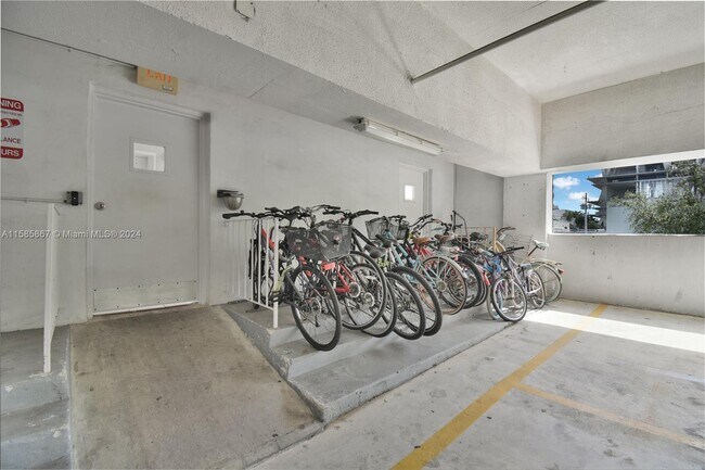 Building Photo - 1331 Lincoln Rd