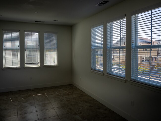 Building Photo - 3001 Shorebird Pl