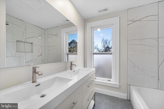 Building Photo - 311 W Main St