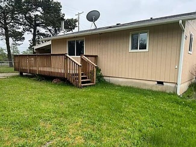 Building Photo - Fenced corner lot centrally located 2 bedroom 1 bath House