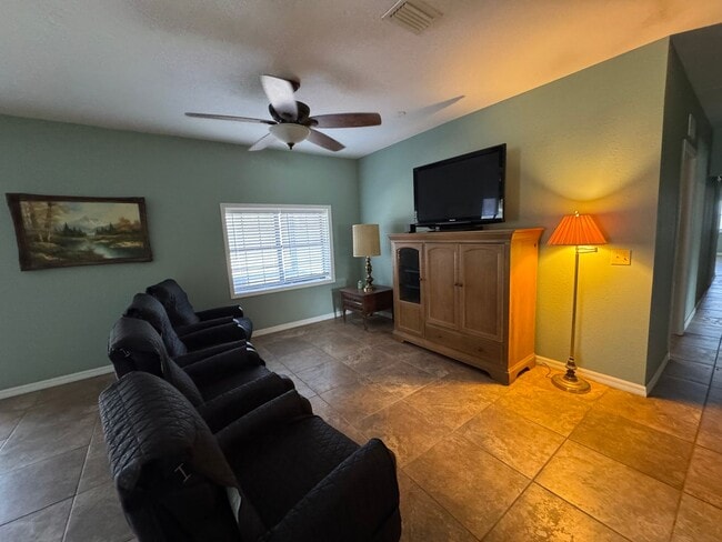 Building Photo - Spacious (Almost 3,000 sq ft) 6 Bedroom, 3 Bath Furnished Home – Live Oak, FL