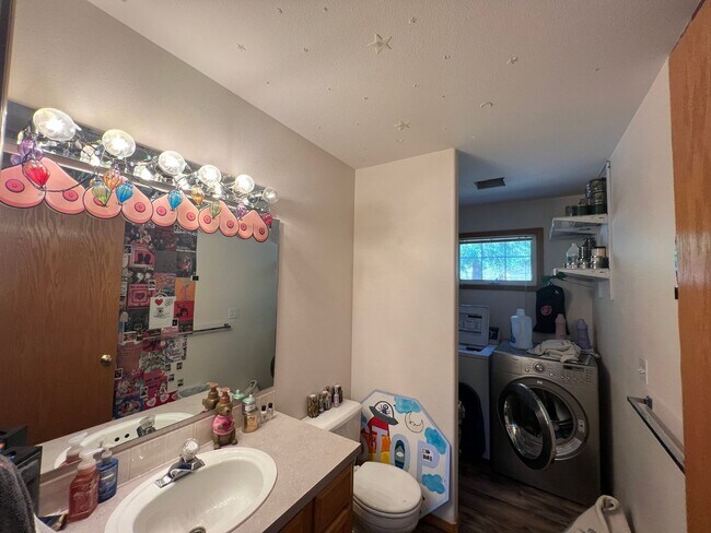 Building Photo - 3 Bed 1.5 half bath House Close to WWU and...