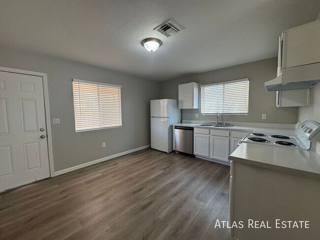 Building Photo - 506 N Iroquois Ave