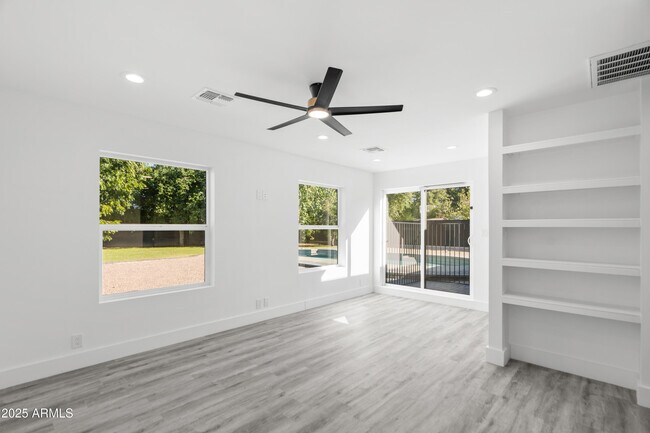 Building Photo - 2502 E Whitton Ave