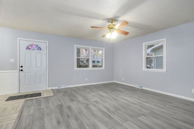 Building Photo - Newly Updated Home!