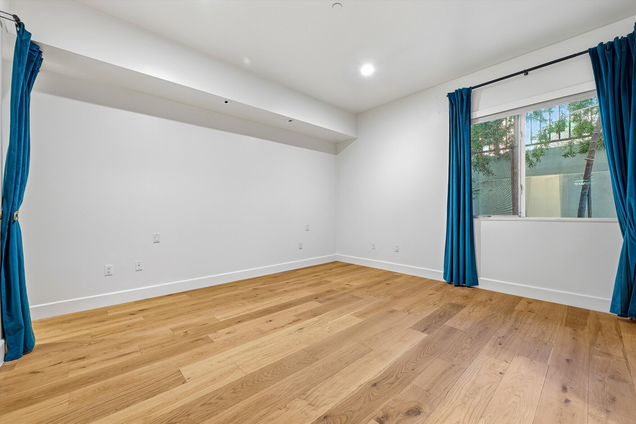 Building Photo - 1250 N Harper Ave