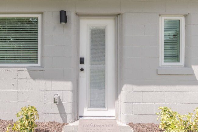 Building Photo - 2710 Amherst Ave