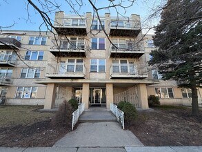 Building Photo - 2BR/1BA in West Ridge – In-Unit Laundry, A/C, Pet Friendly