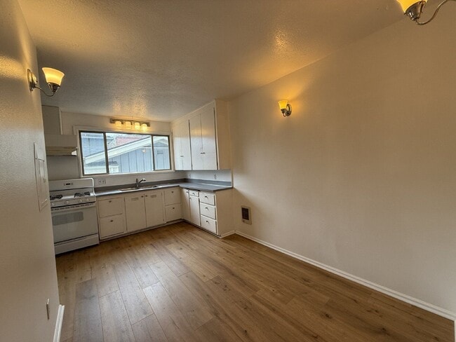 Building Photo - 777 W 10th Ave