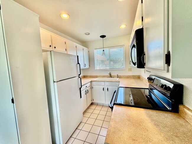 Building Photo - 2 Bedroom Beach Front Condo in Ocean Park!