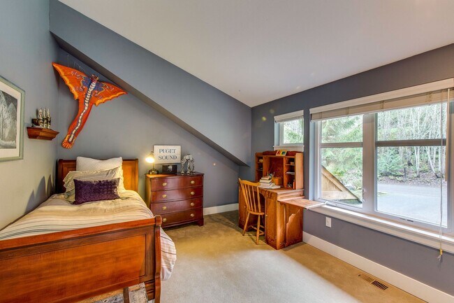 Building Photo - Beautiful Bainbridge Home