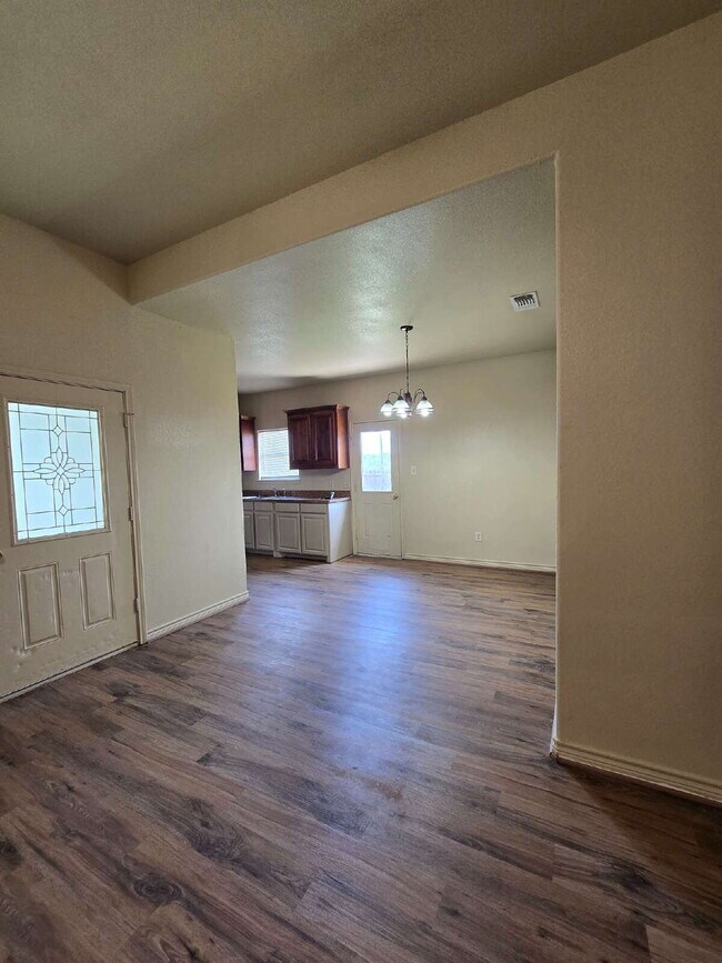 Building Photo - Completely renovated 3-Bed Duplex in the M...