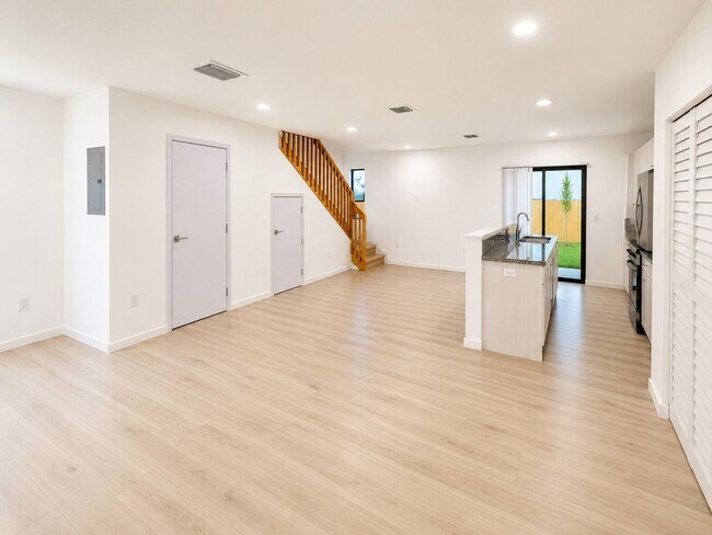 Building Photo - 552 NW 7th St