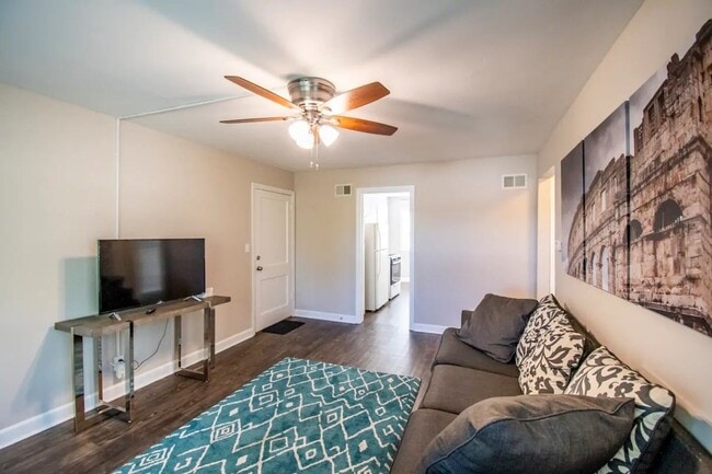 Building Photo - Holiday Special! Midtown 1BR – $795/mo – Pet Friendly