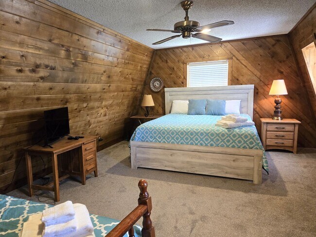 Building Photo - Large Three Bedroom Home Close To Midtown ...
