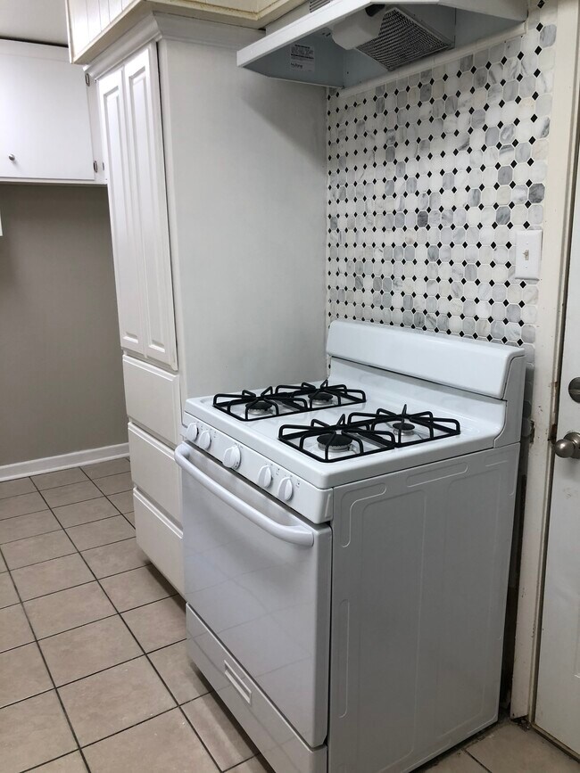 Building Photo - 1500 W 29th St