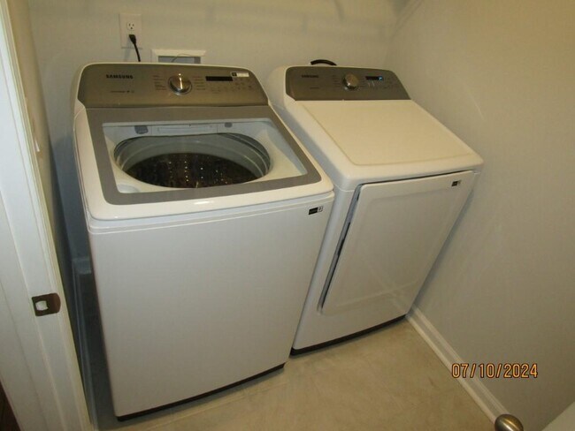 Building Photo - 2155 Ainsley Dr