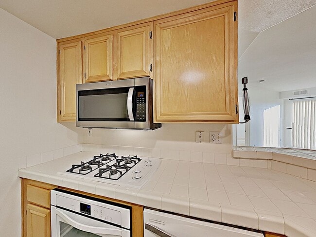 Building Photo - Spacious 2-Bedroom, 2-Bathroom Condo for Rent – Scripps Highlands