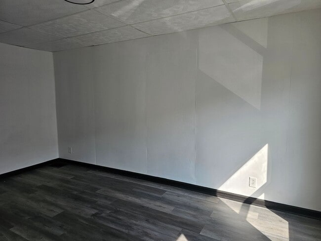 Building Photo - Fully Updated 4-bedroom 2 bath house for r...