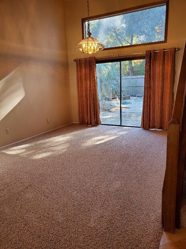 Building Photo - "Spacious 4-Bed, 3-Bath Oasis in Gold Rive...