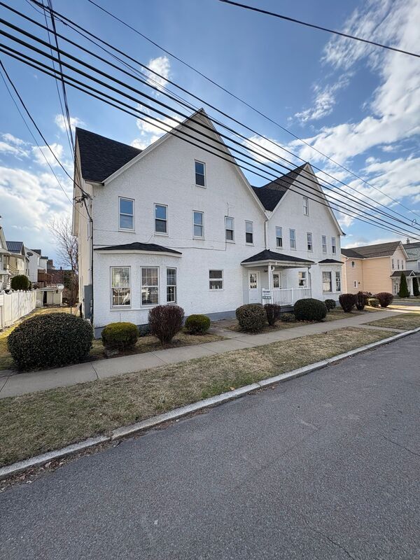 Building Photo - 746-748 River Street