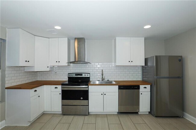 Building Photo - 6581 Wellington Sq