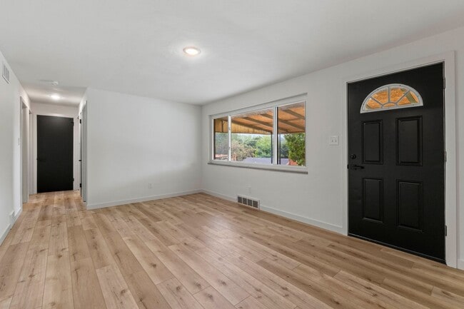 Building Photo - 133 S Joslyn Dr
