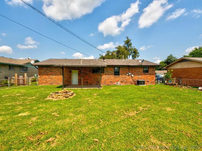 Building Photo - 10208 E 7th St