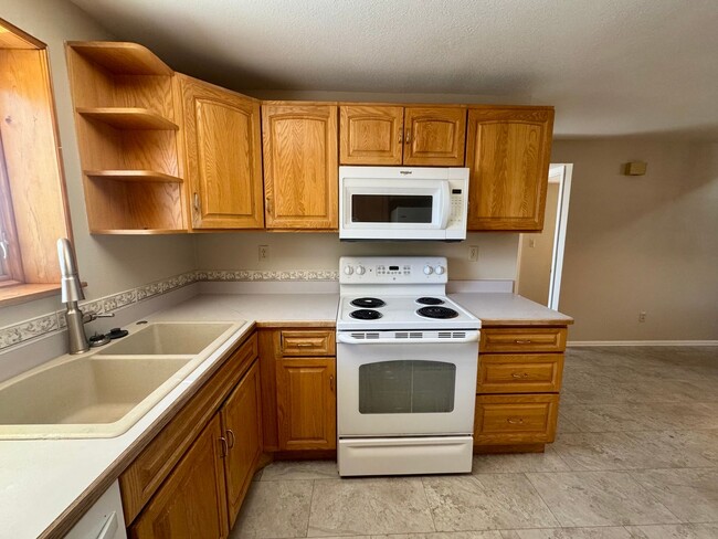 Building Photo - 4 Bedroom Home in Villa Loma-Available NOW