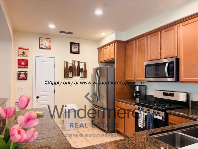 Building Photo - Stylish & Spacious 2 bedroom-/1 bath Condo in Astoria at Gateway Oaks!