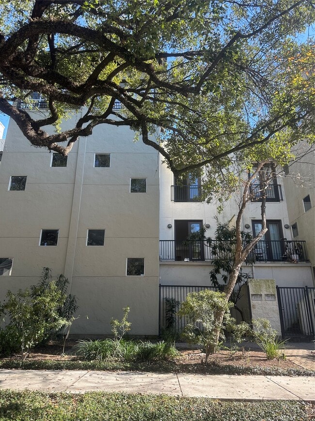 Building Photo - 2713 Crawford St