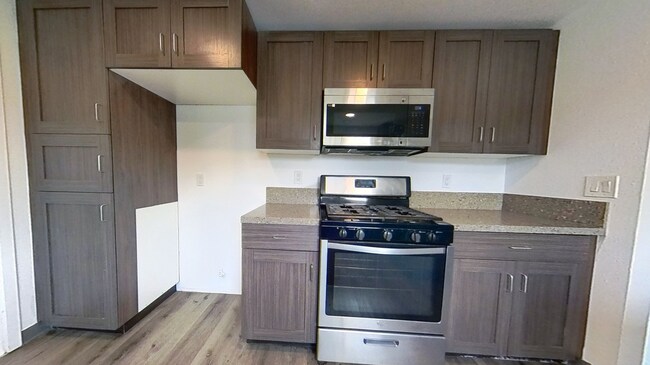 Building Photo - Large Two Story 8 Bed 4 Bath Home Near Campus!!