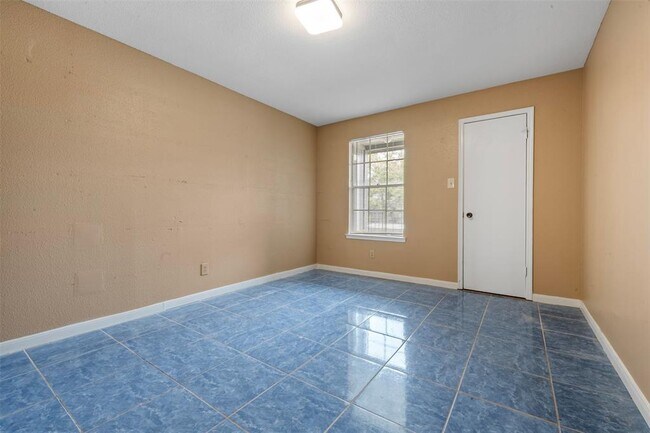 Building Photo - 9700 Leawood Blvd