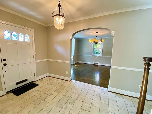 Building Photo - Stunning 4 Bed/3.5 Bath Historic Home - Be...