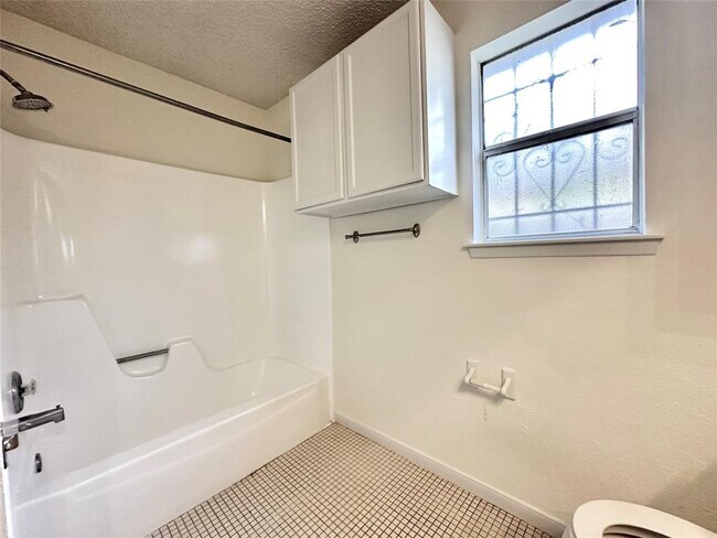 Building Photo - 6115 Briar Terrace Dr