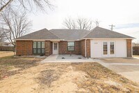 Building Photo - 4 Bed | 2 Bath in East Tulsa!