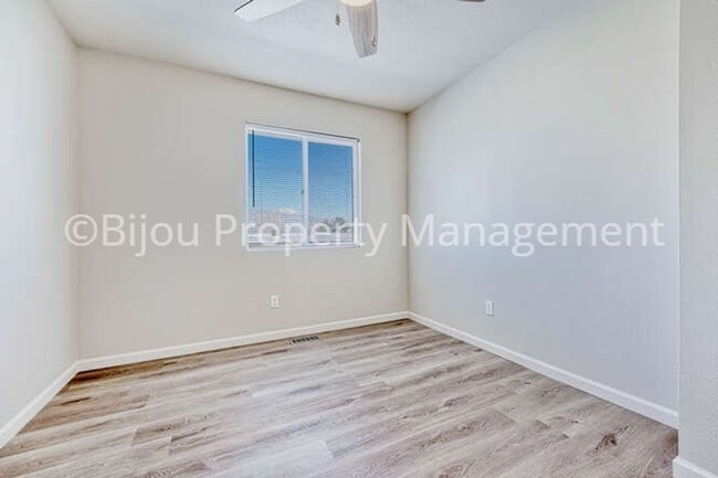 Building Photo - Completely Renovated Townhome