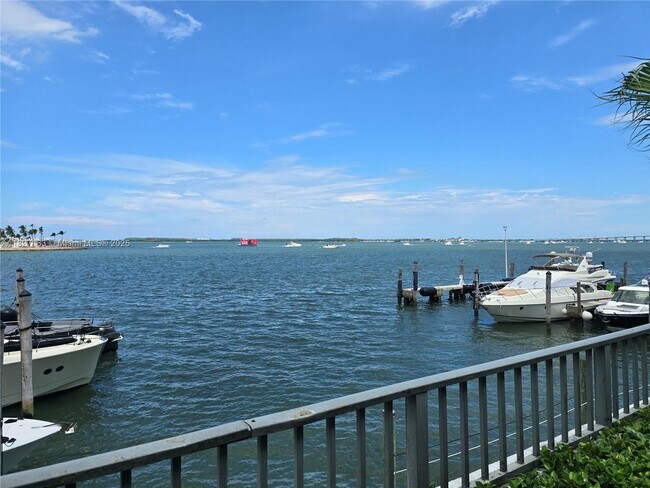 Building Photo - 999 Brickell Bay Dr