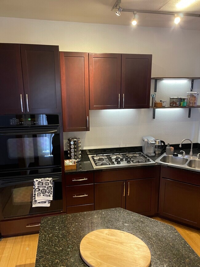 Amazing qual convection oven five star range with cherry wood cabinets and granite countertops. - 308 Inca St