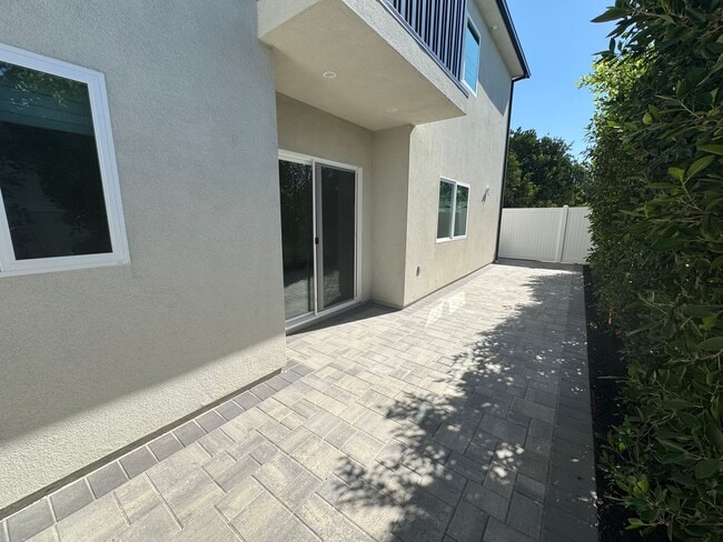 Building Photo - Spacious 1000 Sq. Ft. Single-Floor Back AD...