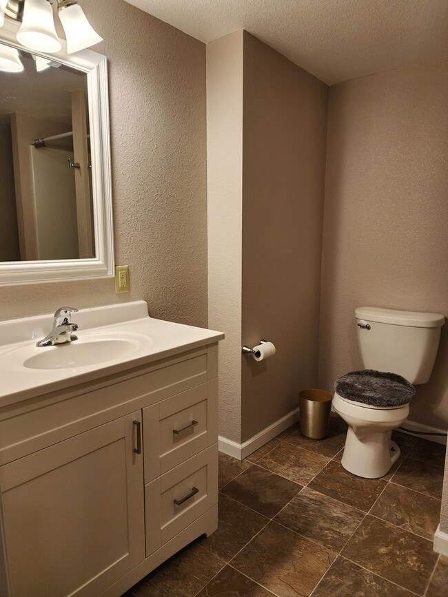 Building Photo - 3 bedroom 2 bath with garage