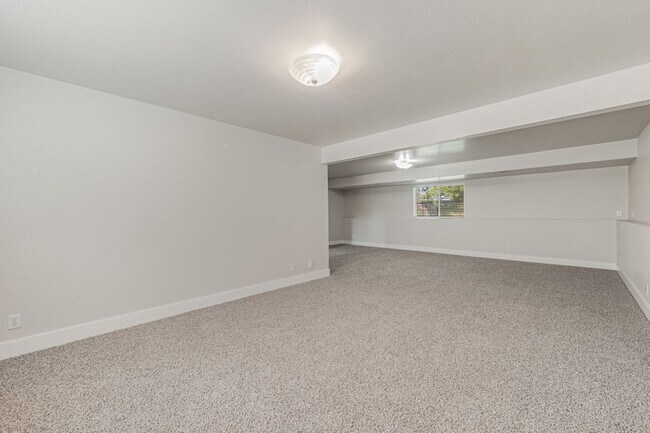 Building Photo - 5 bed 3 bath split level near State Line