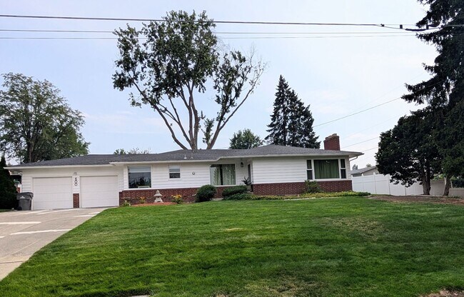 Primary Photo - Huge Reno Addition House - Pet-Friendly!