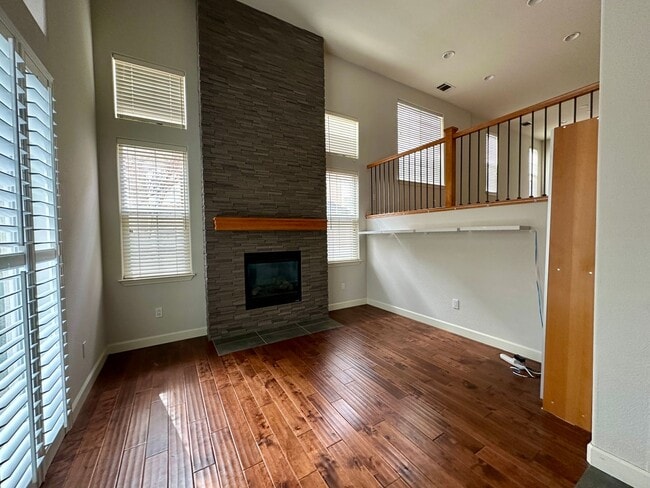 Building Photo - REMODELED TOWNHOME WITH THOUGHTFUL UPGRADE...